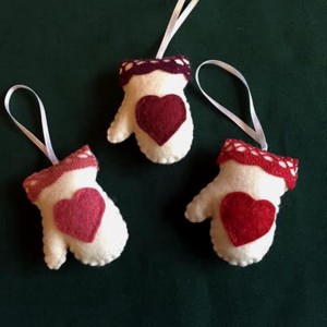 ornament din pasla pentru bradul de Craciun, manusi - Artynos.ro