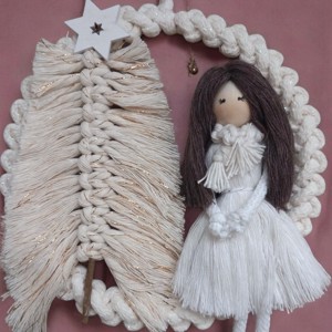 Decoratiune de Craciun pentru usa din macramé � papusa esarfa cu brad de Craciun stralucitor, realizata din fire albe si aurii, Craciun, Decoratiuni de Craciun de casa, Decoratiuni pentru usa de Craciun, , ARTYNOS