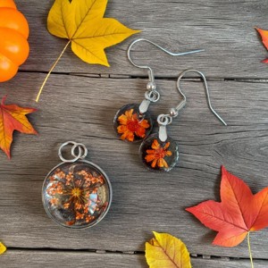 Stralucire nocturna de toamna - Rezina artificiala florala portocalie/Caboson infrumusetat, baza neagra - Artynos.ro