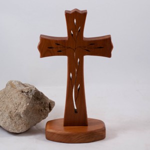 Cruce din lemn cu model, cruce de masă, cruce cu bază  - casă & stil de viață - accesorii religioase - cruce - Artynos.ro