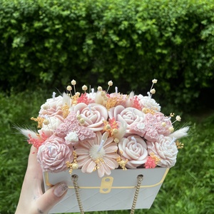 Aranjament din flori de ceară de soia 100% naturală și parfumată  - casă & stil de viață - decorațiuni de casă - accesorii florale - cutii cu flori - Artynos.ro