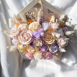 Aranjament plic din flori de ceară de soia 100% naturală parfumat - casă & stil de viață - decorațiuni de casă - accesorii florale - cutii cu flori - Artynos.ro