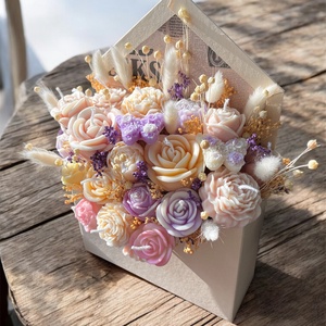 Aranjament plic din flori de ceară de soia 100% naturală parfumat - casă & stil de viață - decorațiuni de casă - accesorii florale - cutii cu flori - Artynos.ro