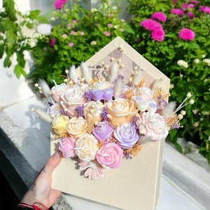 Aranjament plic din flori de ceară de soia 100% naturală parfumat - casă & stil de viață - decorațiuni de casă - accesorii florale - cutii cu flori - Artynos.ro