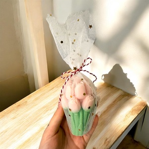 Martisor buchet de lalele - lumanare din ceara de soia, Casa & Stil de viata, Lumanari, parfumuri, arome, Lumanari artizanale, Lumanare si fabricarea lumanarilor, Lumanare din ceara de soia 100% naturala cu parfum de flori. 
Martisorul perfect pentru mama, bunic..., ARTYNOS