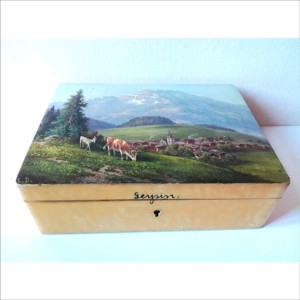 Cutie mică din lemn pictată cu un peisaj frumos - bijuterii - suporturi și cutii de bijuterii - cutii de bijuterii - Artynos.ro
