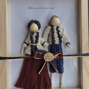 Rama motive traditionale bunici/ parinti , Casa & Stil de viata, Decoratiuni de casa, Decoratiuni de pereti, Decor de pereti, macrame, Innoda, Se personalizeaza citatul/culorile/tipul parului/vestimentatia(pe baza detaliilor furnizate).

Dime..., ARTYNOS