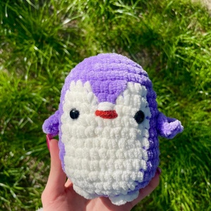 Pinguin violet crosetat - jucării și echipamente pentru copii - plușuri - pești de pluș - Artynos.ro
