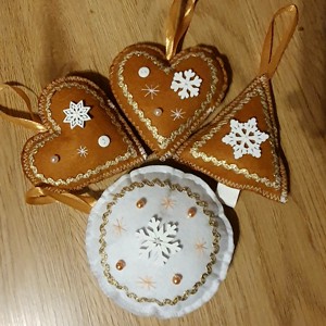 Gingerbread model simțit ornamente alb - auriu -  - Artynos.ro