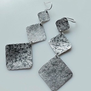 Cercei minimali din aluminiu - bijuterii - cercei lungi - Artynos.ro Cercei minimali din aluminiu - bijuterii - cercei lungi - Artynos.ro