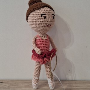 Laura, balerină amigurumi - jucării și echipamente pentru copii - plușuri - păpușă croșetată, păpușă de pluș - Artynos.ro