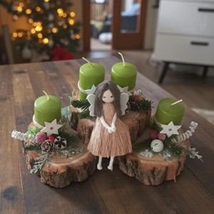Coroană specială de Advent pe un disc de lemn - cu lumânări verzi, ornamente roșii și albe și înger macramé -  - Artynos.ro Coroană specială de Advent pe un disc de lemn - cu lumânări verzi, ornamente roșii și albe și înger macramé -  - Artynos.ro