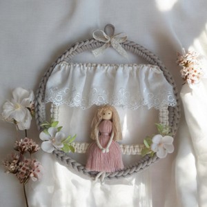 Decor de perete din dantelă cu păpușă macramé -  - Artynos.ro