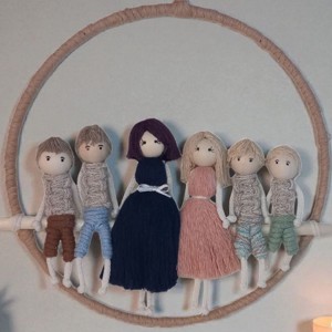 Cadou de Crăciun - portret de familie macramé personalizat pe un cerc (25 cm) - crăciun - cadouri de moș crăciun - cadouri de moș crăciun - Artynos.ro