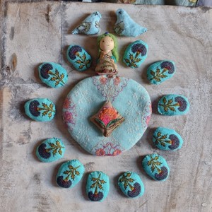 Un an pe insulă - quilting textil pentru copii - jucării și echipamente pentru copii - jocuri de gândire - curcubeu montessori, jocuri waldorf - Artynos.ro