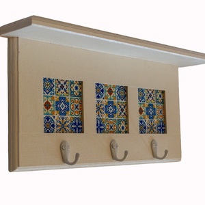 Cuier din lemn cu 3 placi de faianta, 51x9x23 cm, Casa & Stil de viata, Mobilier artizanal, Cuier, Prelucrarea lemnului, ARTYNOS