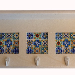 Cuier din lemn cu 3 placi de faianta, 51x9x23 cm - casă & stil de viață - mobilier artizanal - cuier - Artynos.ro