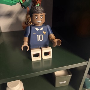 O figurină mare a unui jucător din naționala Franței, în stil LEGO � înălțime de 21 cm!  -  - Artynos.ro