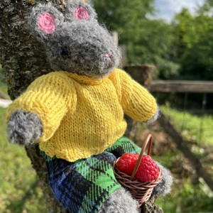 Șoricel de pădure tricotat manual, îmbrăcat într-un pulover galben -  - Artynos.ro