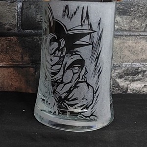 Pahar Son Goku din sticlă, gravat manual  -  - Artynos.ro