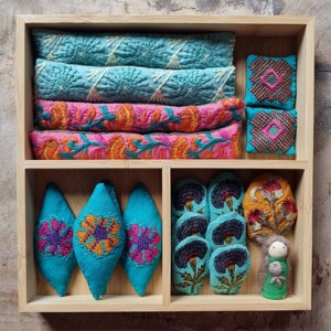 Floare în mijlocul lumii ( cuvertură textilă pentru copii ) - jucării și echipamente pentru copii - jocuri de gândire - curcubeu montessori, jocuri waldorf - Artynos.ro