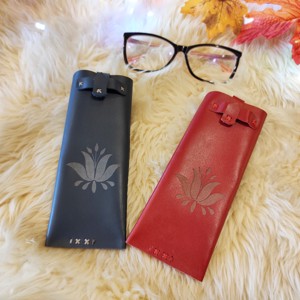 Husa pentru ochelari din piele si suport pentru stilou, , , Sunteti in cautarea unei surprize cu un decor special, perfect ca cadou si personalizabil?

Realiza..., ARTYNOS
