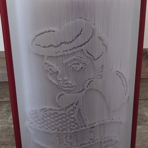 PineUp Girl carte sculptura cu inscriptie personalizata, Casa & Stil de viata, Accesorii pentru decorat casa, Decoratiuni de masa si decoratiuni pentru rafturi , Sculptura de carte, carte pliata, , ARTYNOS