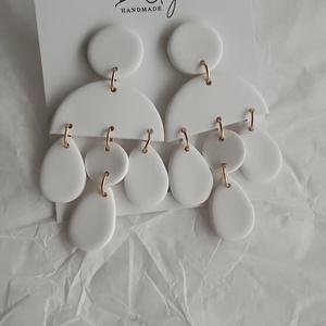 Cercei Albi Boho lucrati manual din lut polimeric, Bijuterii, Cercei, Cercei lungi, Lucrare cu argila, Sculptura, Cercei handmade din lut polimeric,albi, creati pentru a adauga o nota fresh, de eleganta si delicat..., ARTYNOS