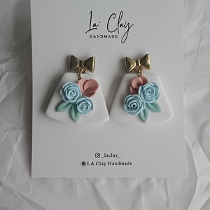 Cercei florali - lucrati manual din lut polimeric si fundita metalica aurie - bijuterii - cercei - cercei cu figurine - Artynos.ro