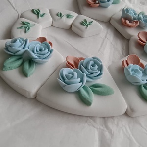 Cercei florali - lucrati manual din lut polimeric si fundita metalica aurie - bijuterii - cercei - cercei cu figurine - Artynos.ro