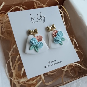 Cercei florali - lucrati manual din lut polimeric si fundita metalica aurie, Bijuterii, Cercei, Cercei cu figurine, Sculptura, Confectionarea bijuteriilor, Cercei handmade din lut polimeric, creati pentru a adauga gingasie si delicatete oricarei tinute  p..., ARTYNOS