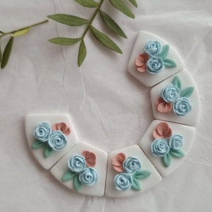 Cercei florali - lucrati manual din lut polimeric si fundita metalica aurie - bijuterii - cercei - cercei cu figurine - Artynos.ro