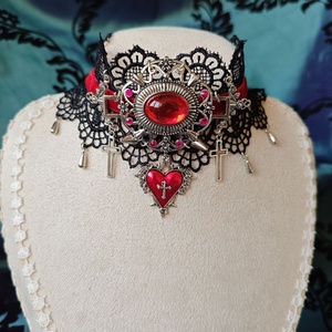 Choker dantela, catifea si piese metalice stil victorian gothic rosu si negru - bijuterii - coliere - chockere - Artynos.ro