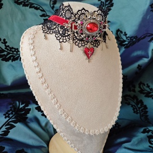 Choker dantela, catifea si piese metalice stil victorian gothic rosu si negru - bijuterii - coliere - chockere - Artynos.ro