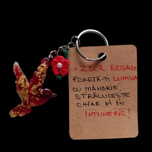 Breloc Păsărică Rubin - Strălucire Regală și Curaj - geantă și husă - accesorii genți - breloc - Artynos.ro