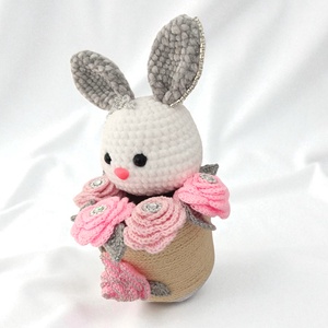 Coșuleț decorativ handmade cu iepuraș și trandafiri - Diamond Bunny Elegance -  - Artynos.ro