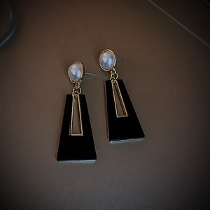 Cercei Asimetric Negru - Artynos.ro