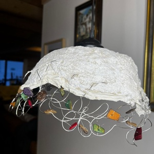 Lampa alba cu margele si sarma, Casa & Stil de viata, Lampi si corpuri de iluminat, Candelabru, Arta de hartie, Ceramica, ARTYNOS