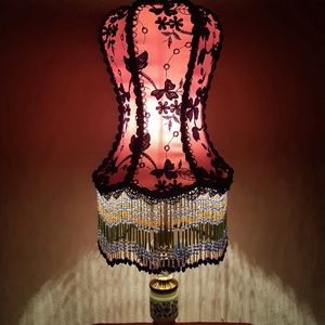 Abajur din dantela cu franjuri de margele - casă & stil de viață - lămpi și corpuri de iluminat - lampă de masă - Artynos.ro