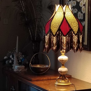 Veioza vintage cu abajur cusut de mana, Casa & Stil de viata, Lampi si corpuri de iluminat, Lampa de masa, Cusatura, Pictura, Lampa vintage cu abajur cusut de mana isi cauta un camin 💕 caruia sa ii of⁸ere un plus de eleganta ..., ARTYNOS