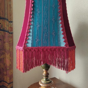 Abajur Victorian rosu/ albastru cu franjuri, catifea si dantela  - casă & stil de viață - lămpi și corpuri de iluminat - lampă de masă - Artynos.ro