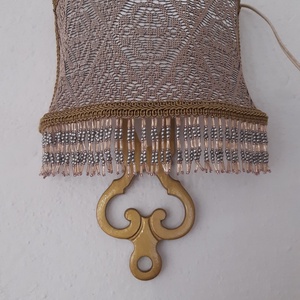 Aplica din bronz si abajur din dantela aurie si franjuri - casă & stil de viață - lămpi și corpuri de iluminat - lampă de ambianță - Artynos.ro