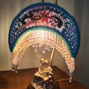 Vintage romantic table lamp with a hand-sewn crescent-shaped moon lampshade, Casa & Stil de viata, Lampi si corpuri de iluminat, Lampa de ambianta, Cusatura, Vopsirea matasei, Add a touch of nostalgic charm to your home with the "Fairytale Honeymoon" table lamp from Timeless..., ARTYNOS