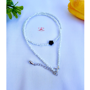 Colier elegant coral cu floricică - bijuterii - coliere - coliere din pietre semiprețioase - Artynos.ro