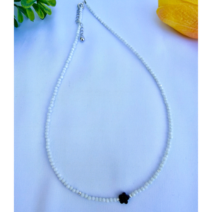 Colier elegant coral cu floricică - bijuterii - coliere - coliere din pietre semiprețioase - Artynos.ro