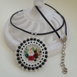Colier pandantiv din mărgele de sticlă - floare -  - Artynos.ro