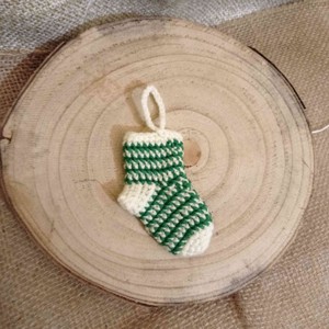 Șosete colorate, croșetate pentru șemineu - accesorii de crăciun - cadou tematic de moș crăciun, decorațiuni - sacul lui moș crăciun, șosete, cizme - Artynos.ro