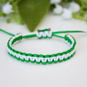 Bratara macramé impletita - Culori Fradi verde/alb - Artynos.ro