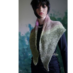 NAKO SHOULDER / fructe de pădure - batic tricotat manual din alpaca cu tranziție de culoare - îmbrăcăminte și modă - eșarfe, pălării, fularuri - șaluri - Artynos.ro