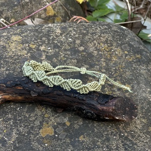 Brățară verde cu frunzulițe � împletitură lucrată manual - bijuterii - brățări - brățări împletite - Artynos.ro